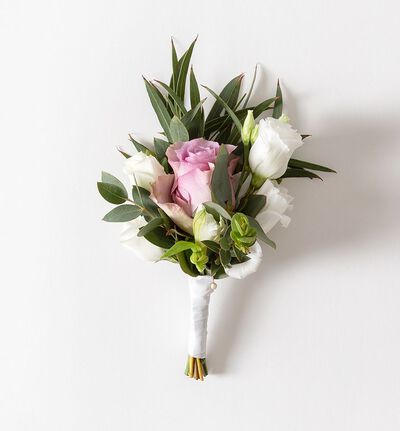 Knapphullsblomst med lilla rose og grønt Knapphullsblomst med lilla rose og grønt